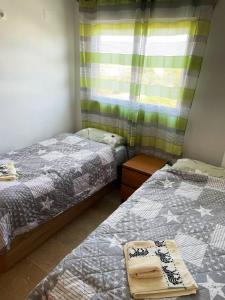 AdorにあるApartamento en sol, Adorのベッド2台と窓のある寝室