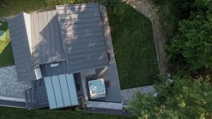 an overhead view of a house with a car parked in a yard at Melitta Vendégház in Magyarhertelend