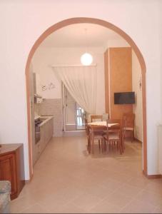 - une cuisine et une salle à manger avec une table et des chaises dans l'établissement A' Ches du' Mestr 1, à Montalbano