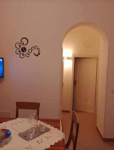 uma sala de jantar com uma mesa com uma toalha de mesa branca em A' Ches du' Mestr 1 em Montalbano