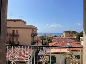 uma vista para a cidade a partir de uma varanda em Filippo Accomodation em Tropea