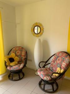 dos sillas con un osito de peluche y un espejo en Carpe Diem en Jumet