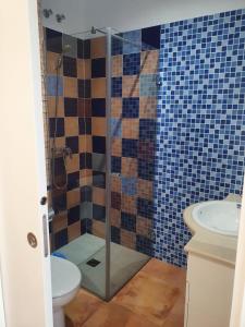 łazienka z prysznicem, toaletą i umywalką w obiekcie Apartamentos Dunamar w mieście Noalla