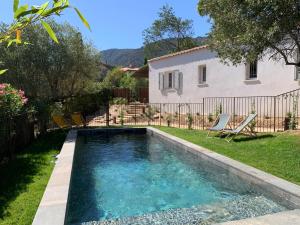 una piscina nel cortile di una casa di Le Rossignol 2, Aiguebelle plage Le Lavandou a Le Lavandou