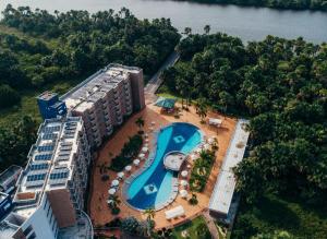 een luchtzicht op een hotel met een zwembad bij Gran Lençóis Flat Residence Mandacaru 311 - 611 in Barreirinhas