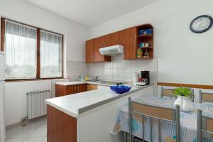 Kitchen o kitchenette sa Apartment in Porec/Istrien 10190