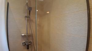 ソバタにあるCasa Cameliaの浴室のガラス扉付きシャワー +111枚の写真
