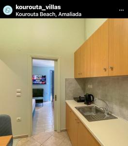 Kuchyň nebo kuchyňský kout v ubytování KOUROUTA VILLAS