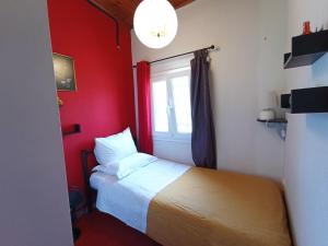 A bed or beds in a room at Sweet Maisonette in Corfu Town