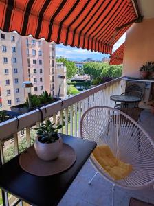 uma varanda com uma mesa e cadeiras. em Le balcon de la basse centre ville de Perpignan em Perpignan