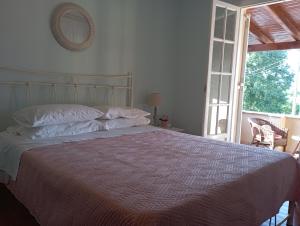 A bed or beds in a room at Sweet Maisonette in Corfu Town
