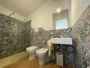 ein Bad mit einem WC und einem Waschbecken in der Unterkunft Panoramic Loft con uso cucina,Casa Placida - Ammentos in Posada