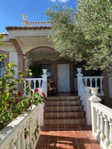 Pezuela de las Torres的住宿－Los Caminos，通往白色栏杆的房子的楼梯