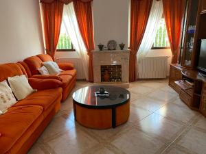 - un salon avec un canapé et une table basse dans l'établissement Los Caminos, à Pezuela de las Torres