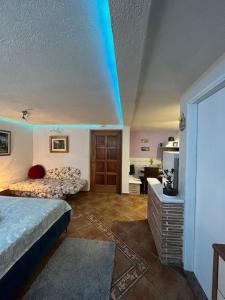 een slaapkamer met 2 bedden en een blauw licht bij Taverna coctel in Poreč