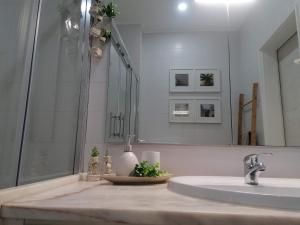 a bathroom with a sink and a mirror at Apartamento Mar Azul in Lagos