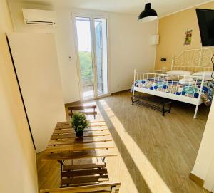 Una pequeña habitación con una cama y una ventana. en Pindemonte Suites, en Palermo