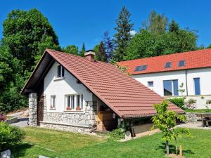 una casa con techo rojo en Lake View Holiday Home, en Cerknica