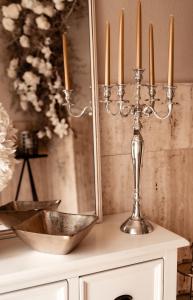 ein Candelabra mit drei Kerzen auf dem Tisch in der Unterkunft Boutique Hotel Villa Monika in Westerland