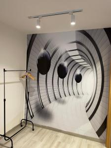 un dipinto di una scala a chiocciola in una stanza di Visoko New Concept a Visoko