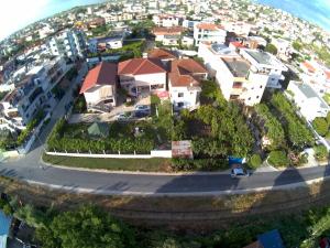 都拉斯的住宿－Vila Islami，山丘上房屋的空中景致