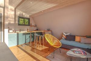 een keuken en een woonkamer met een bank bij Maison flottante - Houseboat - Baurech Insolite in Baurech