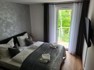 Ένα ή περισσότερα κρεβάτια σε δωμάτιο στο Porta Mare Apartamenty Słoneczne Tarasy