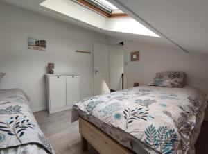 um quarto com uma cama num quarto com uma janela em Joli T3 près du phare em Calais