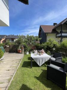 a backyard with a table and chairs on the grass at Appartements Mair in Strobl in Strobl