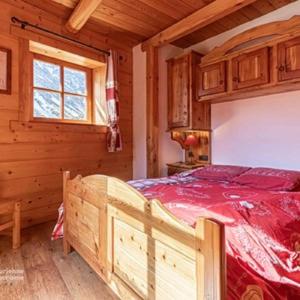 a bedroom with a large bed in a cabin at La Centaurée in Bonneval-sur-Arc