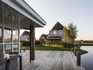 Afbeelding uit fotogalerij van Beautiful, stately villa with sauna at the lake in Delfstrahuizen