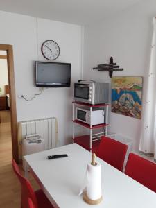 A television and/or entertainment centre at Cantos do Coido
