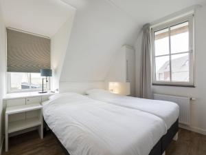 Postel nebo postele na pokoji v ubytování Spacious villa with a sauna, at the Tjeukemeer