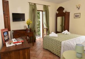 Pokój hotelowy z 2 łóżkami i lustrem w obiekcie AGRITURISMO Villino Bellavista w mieście Spoleto