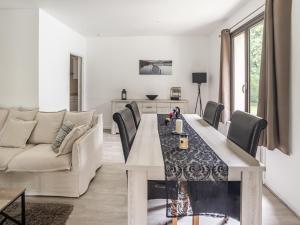 jadalnia i salon ze stołem i krzesłami w obiekcie Holiday Home with Roofed Swimming Pool w mieście Villeneuve-sur-Lot