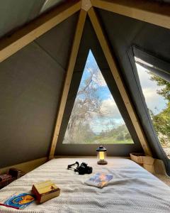 サルヴェにあるFeudo Frammasi - Curte Glamping Experienceの窓付きのテント内のベッド1台を利用する客室です。