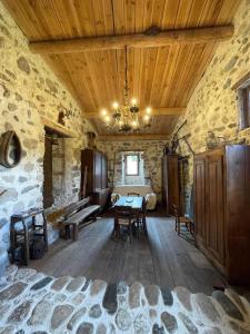 una sala de estar con mesa en un edificio de piedra en Chateau Paysan ecolobio de Durianne, en Le Monteil