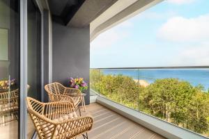 d'un balcon avec des chaises et une vue sur l'océan. dans l'établissement Nautic Park Apartamenty, à Darłówko