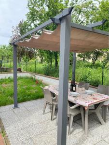 patio con tavolo e sedie sotto un pergolato di Bella Garden House - Private Garden in Florence a Firenze