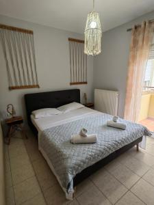 - une chambre avec un lit et 2 serviettes dans l'établissement Dimitra Boutique Apartments 3, à Keramoti