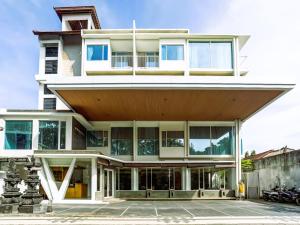 a large house with a wooden roof at Super OYO Collection O 91189 Premium Legian in Legian