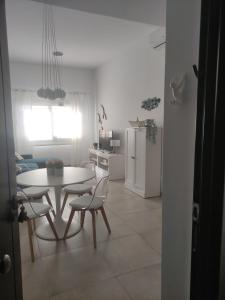 Una cocina y un comedor con mesa y sillas. en Mosaiko Apartments II, en Tarifa 8 fotos más
