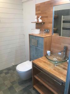 LA MAISON DE LA DUNE - Chambres Climatisées - Jacuzzi 1ère séance offerte - Piscine chauffée avec Abri Amovible - Plage située à 200m, accès direct par le bois的一间浴室