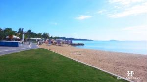 una spiaggia con l'oceano sullo sfondo di Angel House a Nikiti
