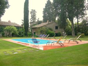 サン・カシャーノ・イン・ヴァル・ディ・ペーザにあるMajestic Farmhouse in San Casciano Val di Pesa with Barbecueのスイミングプールの周りに座る椅子