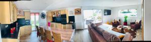 uma sala de estar com um sofá e uma cozinha em Résidence Les beaux jours em Neufchâtel-Hardelot