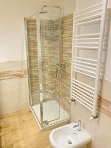 bagno con doccia e lavandino di Bella Garden House - Private Garden in Florence a Firenze