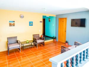 salon z 2 krzesłami i stołem w obiekcie White Shamrock Beach Hotel w mieście Boracay