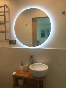 LA MAISON DE LA DUNE - Chambres Climatisées - Jacuzzi 1ère séance offerte - Piscine chauffée avec Abri Amovible - Plage située à 200m, accès direct par le bois的一间浴室