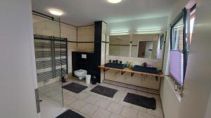 Un baño con dos lavabos y un inodoro. en Ferienhaus Am Oland, en Büsum 57 fotos más